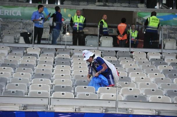 Depois do empate entre Japo e Equador, por 1 a 1, pela Copa Amrica, um torcedor japons deu um bom exemplo aos brasileiros. Com pacincia, ele recolheu lixo em vrios pontos do setor em que se encontrava no Mineiro. Na Copa de 2014, no Brasil, os nipnicos j haviam mostrado civilidade ao mundo ao limpar arquibancadas e vestirios dos estdios.