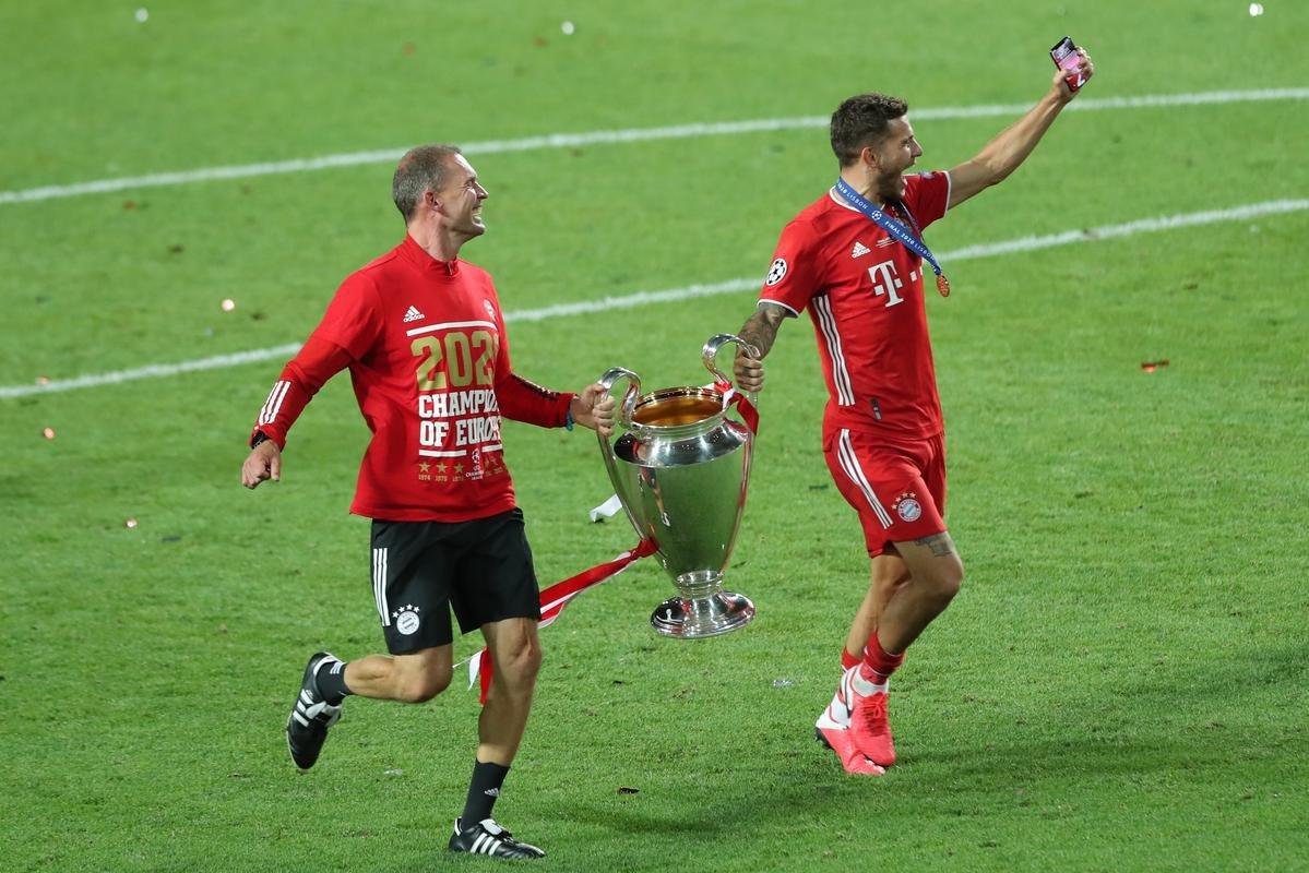 Bayern conquistou o hexa da Liga dos Campeões da Europa ao vencer o PSG por 1 a 0, neste domingo, no Estádio da Luz, em Lisboa. Coman marcou o gol do título alemão. Capitão Neuer ergue a taça junto aos seus companheiros.