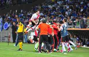 Cruzeiro 0x3 River Plate (jogo de volta das quartas de final da Copa Libertadores de 2015): time celeste, que havia vencido na Argentina por 1 a 0, decepcionou sua torcida e perdeu por 3 a 0 diante de 55.951 torcedores (54.898 pagantes). Renda foi de R$ 3.646.216,00.