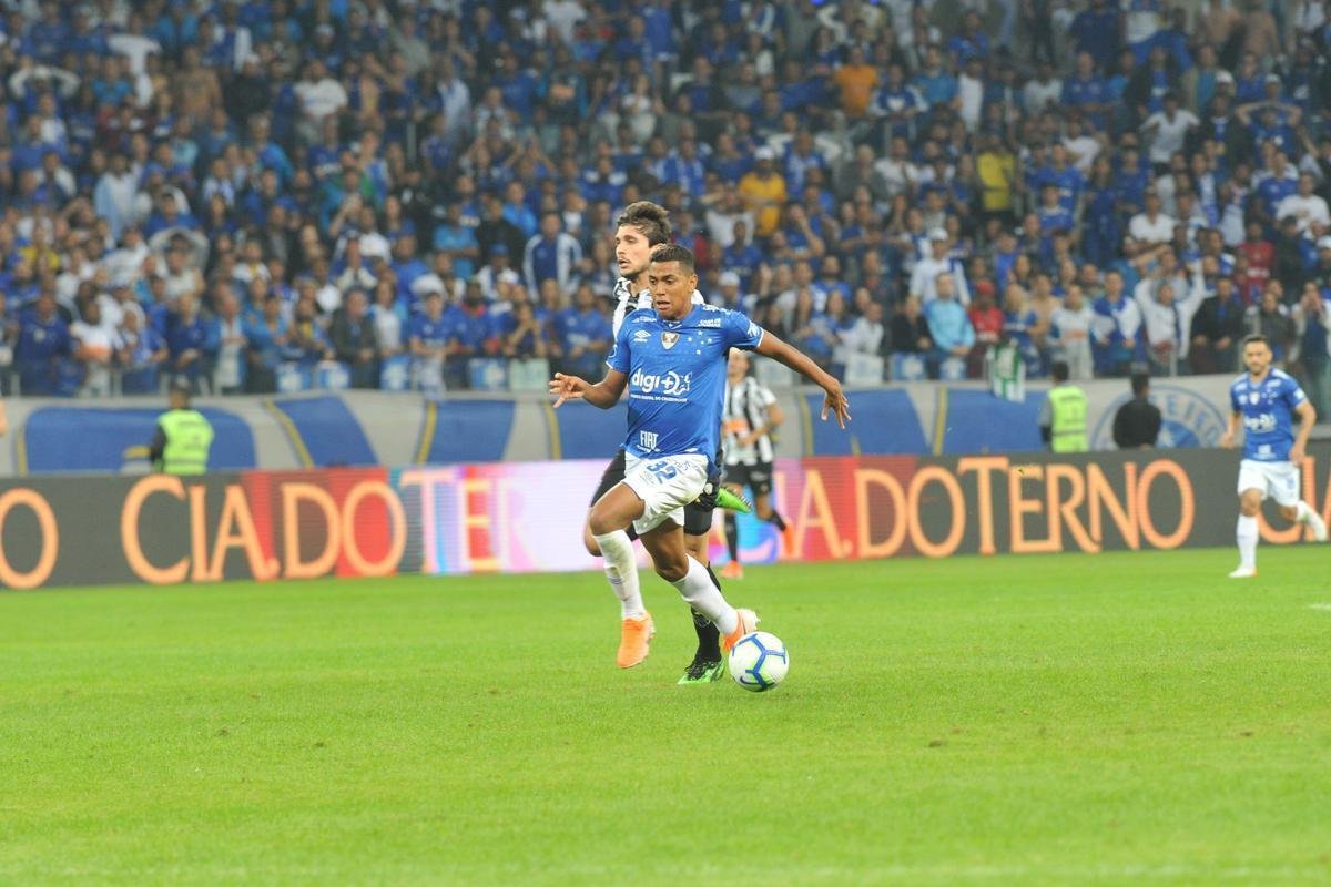 Aps bela jogada de Pedro Rocha, Thiago Neves marcou para o Cruzeiro