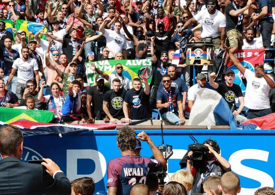 Neymar  apresentado  torcida do Paris Saint-Germain