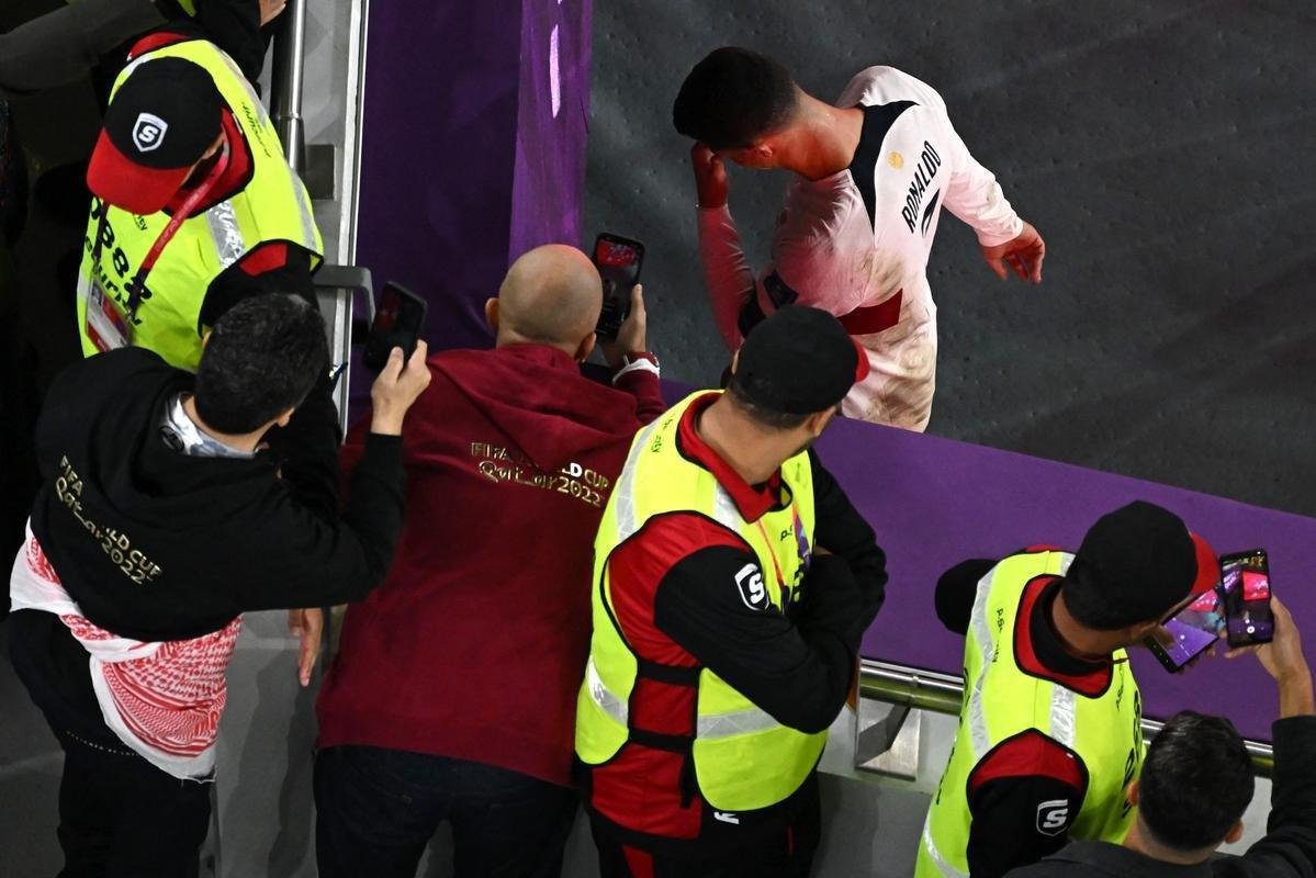 Cristiano Ronaldo chora aps eliminao de Portugal na Copa do Mundo diante de Marrocos