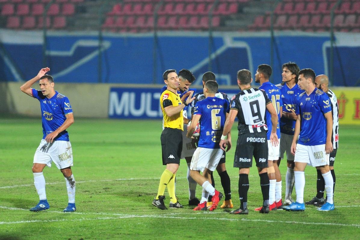 Imagens de Cruzeiro x Operrio, na Arena do Jacar, em Sete Lagoas, pela 24 rodada da Srie B