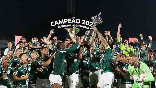 Jogadores do Palmeiras levantam a taça do tri da Libertadores 