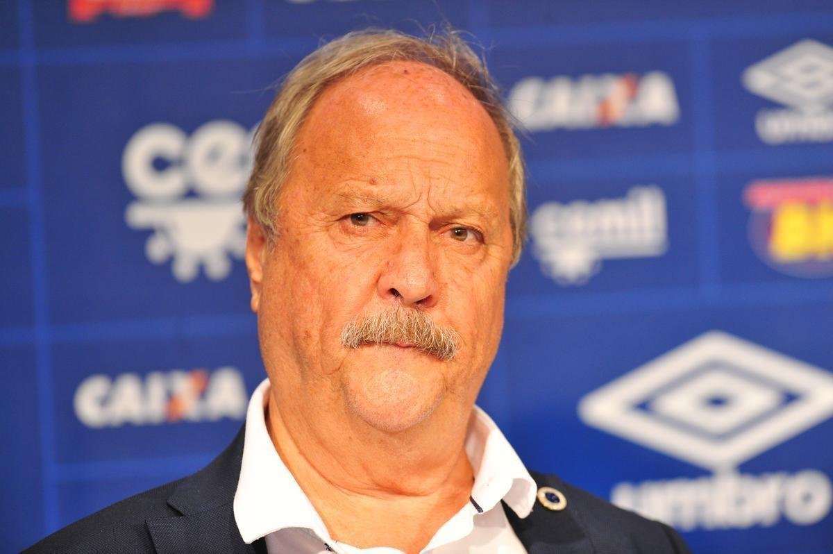 Fred foi apresentado no Cruzeiro pelo presidente Wagner Pires de S e pelo vice Itair Machado