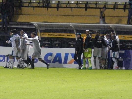 Fotos da vitria de virada do Amrica sobre o Cricima no Estdio Heriberto Hulse, em Cricima, pela Srie B