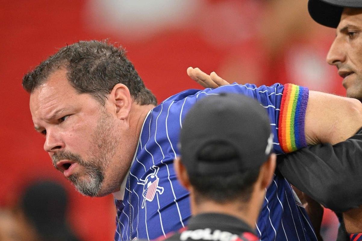 Torcedor que usava braadeira LGBT foi retirado do jogo entre Estados Unidos e Ir, pela Copa do Mundo

