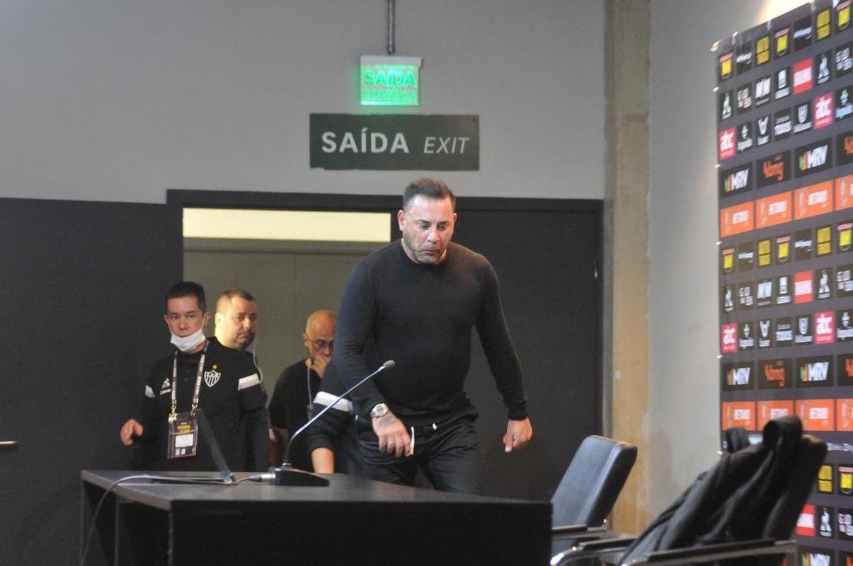 As reaes do tcnico do Atltico, Turco Mohamed, durante a entrevista coletiva, no Mineiro, aps o empate com o Santos