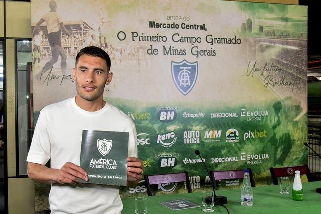 O meia argentino Emmanuel Martinez foi apresentado pelo Am�rica nesta ter�a-feira (16/8), em evento realizado no Mercado Central, em Belo Horizonte. 