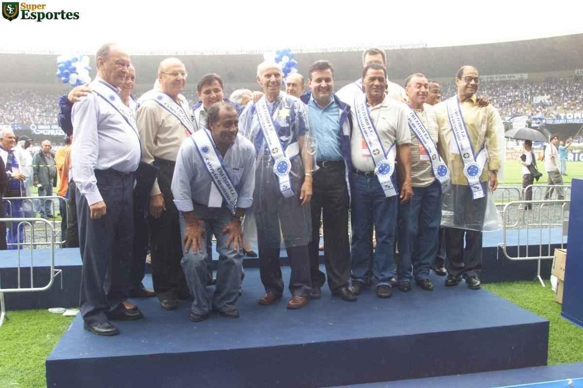 Campeões brasileiros de 2003 receberam as faixas dos vencedores da Taça Brasil de 1966. Encontro no Mineirão, antes da vitória por 5 a 2 sobre o Fluminense, reuniu duas gerações inesquecíveis para o torcedor cruzeirense. Na foto estão presentes os ex-presidentes Felício Brandi e Carmine Furletti, assim como os ex-craques Dirceu Lopes, Neco, Raul, Natal, Hilton Oliveira e Evaldo