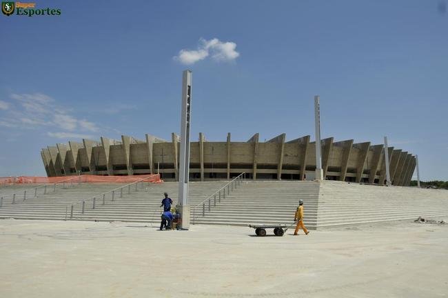 06/12/2012 - Esplanada quase pronta. Reforma entra na parte dos detalhes, do acabamento final.