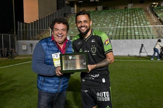 Felipe Azevedo completou 100 jogos com a camisa do Amrica