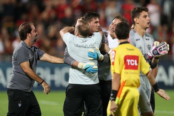 Galinho faz a festa no Rio de Janeiro depois de bater o Flamengo nos pnaltis