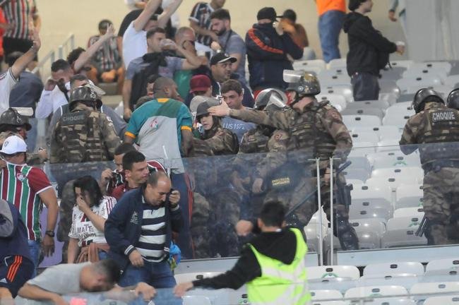 Briga entre torcedores do Cruzeiro e do Fluminense, no Mineiro, antes de jogo pelas oitavas de final da Copa do Brasil. Atrito foi na divisria, no anel superior do estdio