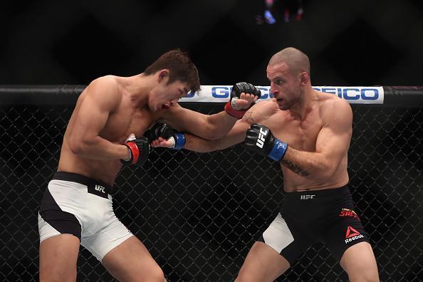 Dong Hyun Kim (luvas vermelhas) venceu Tarec Saffiedine por deciso dividida (30-27, 28-29, 29-28)