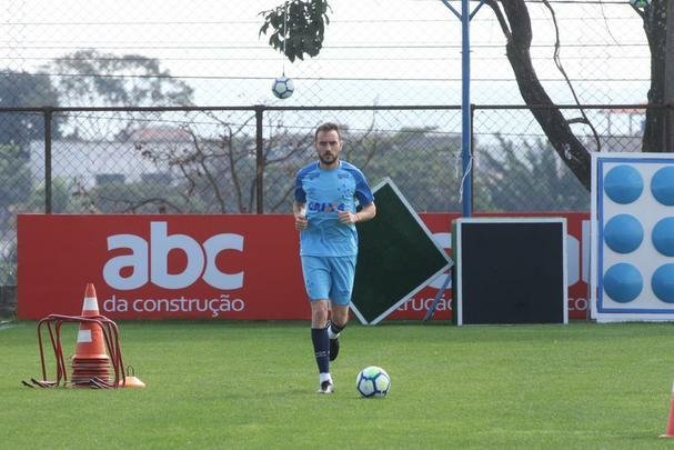 Presidente do Cruzeiro, Wagner Pires de S, acompanhou treino deste sbado, na Toca da Raposa II. Mais uma vez, Arrascaeta treinou normalmente e est cotado para iniciar como titular diante do Atltico-PR, na segunda-feira, no Mineiro, pelas oitavas de final da Copa do Brasil