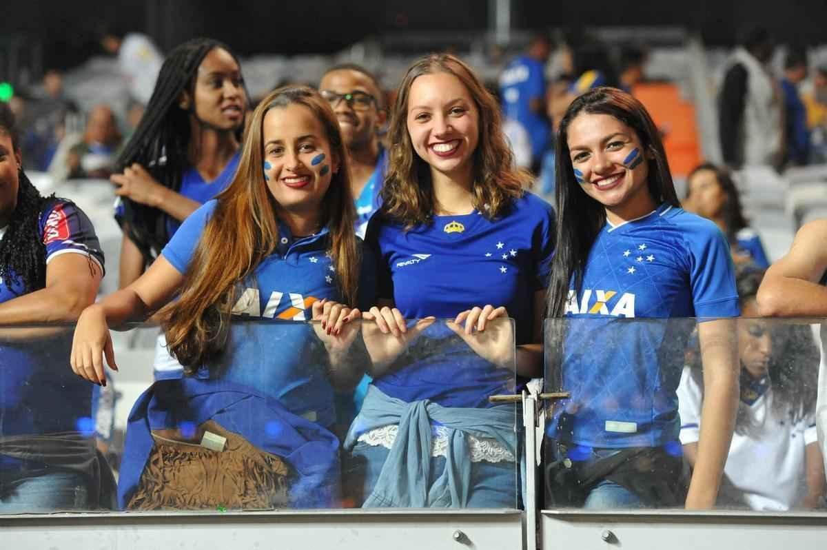 Chegada das torcidas de Cruzeiro e Grmio ao Mineiro para a semifinal da Copa do Brasil