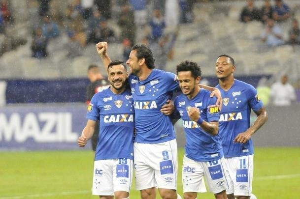 No segundo tempo, Fred marcou duas vezes e ampliou vantagem do Cruzeiro para 3 a 0