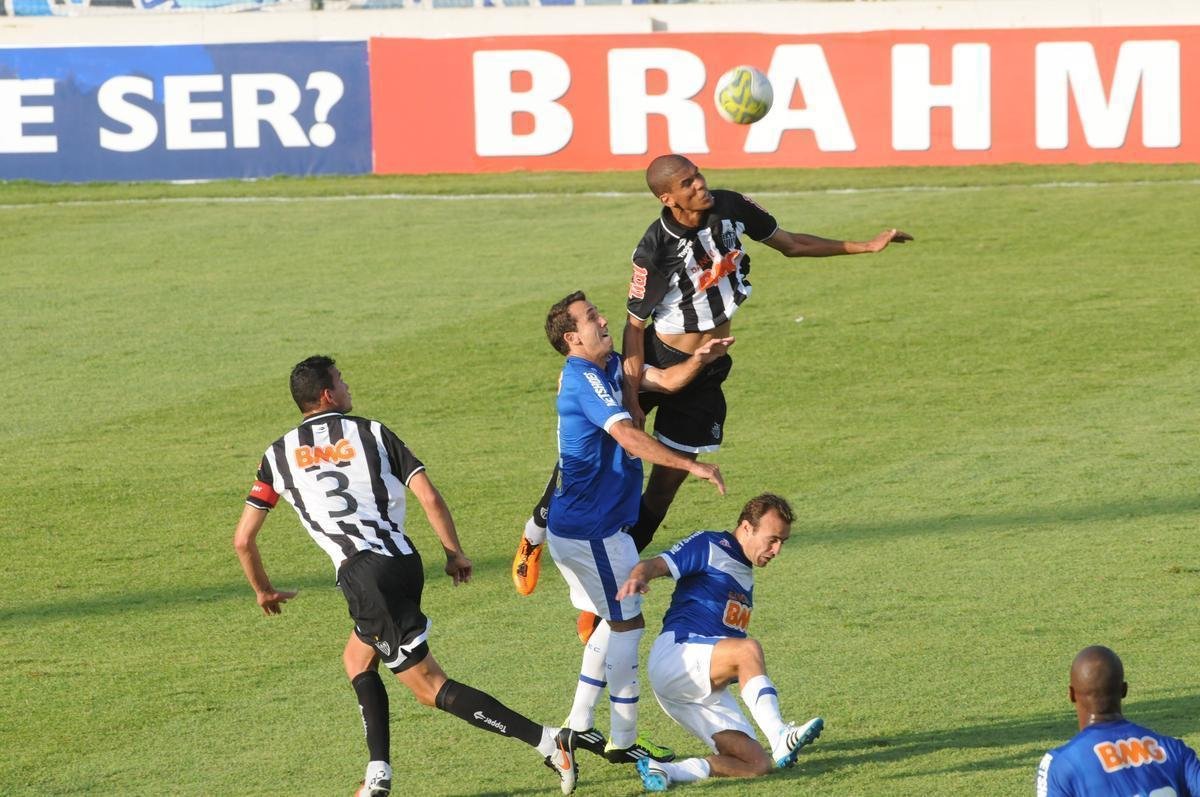 Leonardo Silva: 12/02/2011 - Cruzeiro 3 x 4 Atltico (Campeonato Mineiro) - Estreia pelo Atltico logo aps deixar o Cruzeiro