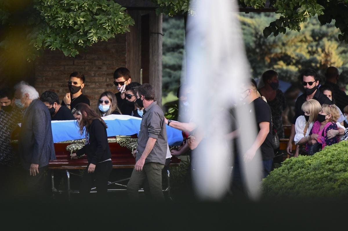 Sepultamento de Diego Armando Maradona no Cemitrio Jardn Bella Vista, na Provncia de Buenos Aires. Cerimnia recebeu apenas amigos muito prximos e familiares