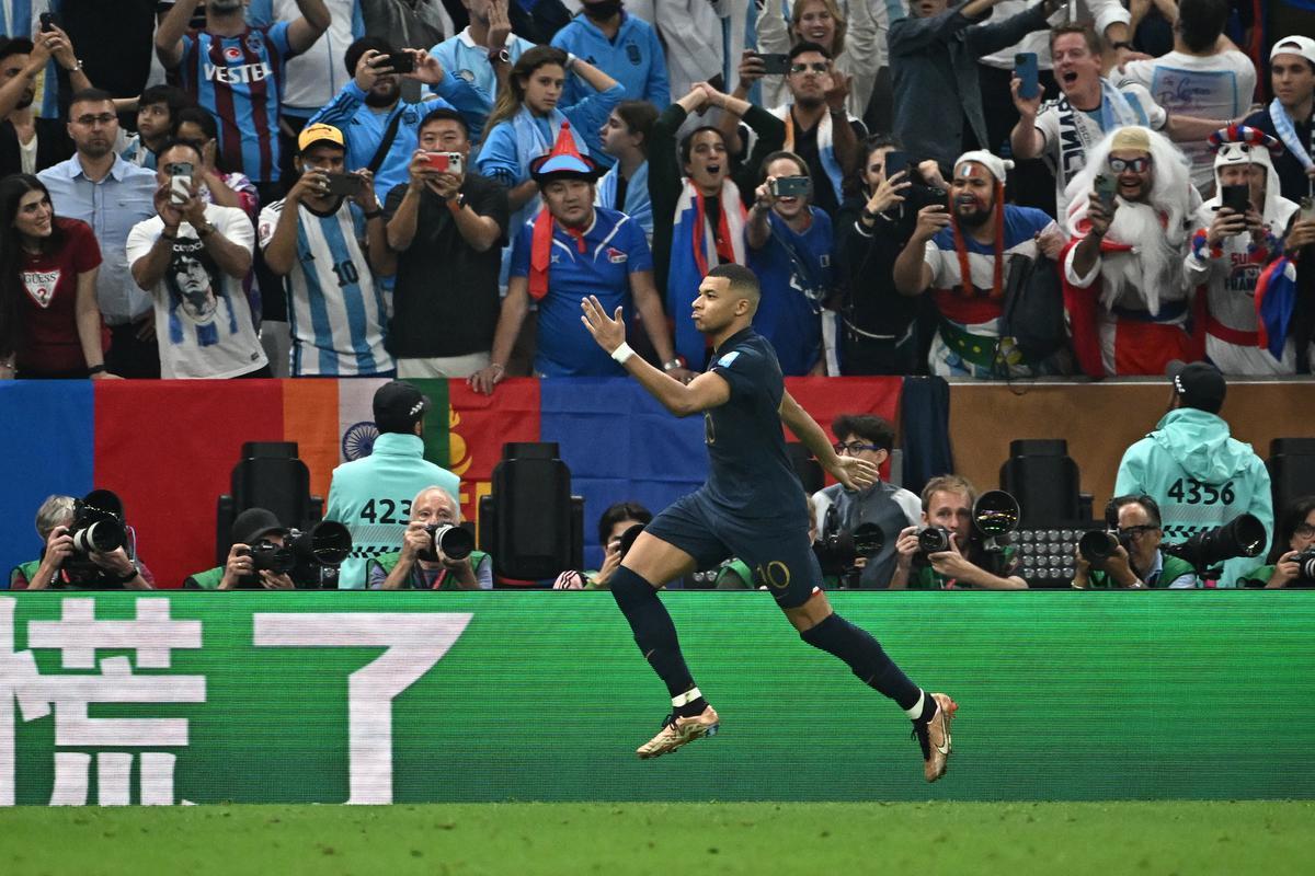 De pnalti, Mbapp marca o seu terceiro gol na final durante a prorrogao e empata para a Frana diante da Argentina: 3 a 3