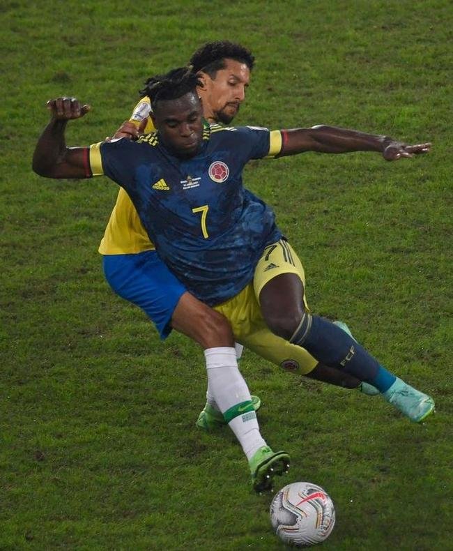 Brasil e Colmbia se enfrentaram no Estdio Nilton Santos, pelo Grupo B da Copa Amrica