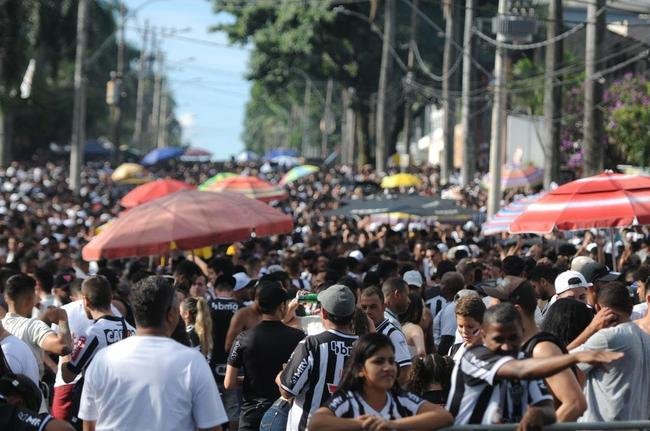 Fotos da chegada da torcida do Atltico ao Mineiro para o clssico contra o Cruzeiro pela nona rodada do Mineiro 