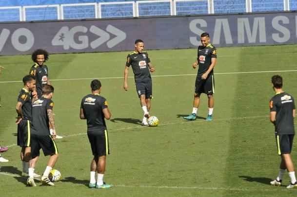 Nesta quarta-feira  tarde (09/11), Seleo Brasileira fez mais um treino no Mineiro e encerrou preparao para enfrentar a Argentina pelas Eliminatrias da Copa do Mundo