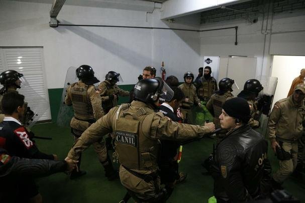 Confuso entre jogadores de Chapecoense e Cruzeiro foi generalizada aps jogo na Arena Cond