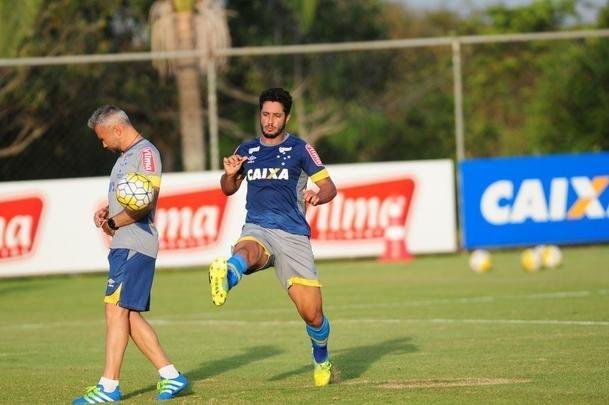 Depois de invaso de torcida organizada, jogadores trabalharam normalmente. Ded foi entregue  preparao fsica, assim como volante Marciel. Time enfrenta o Vitria na quarta-feira pela Copa do Brasil
