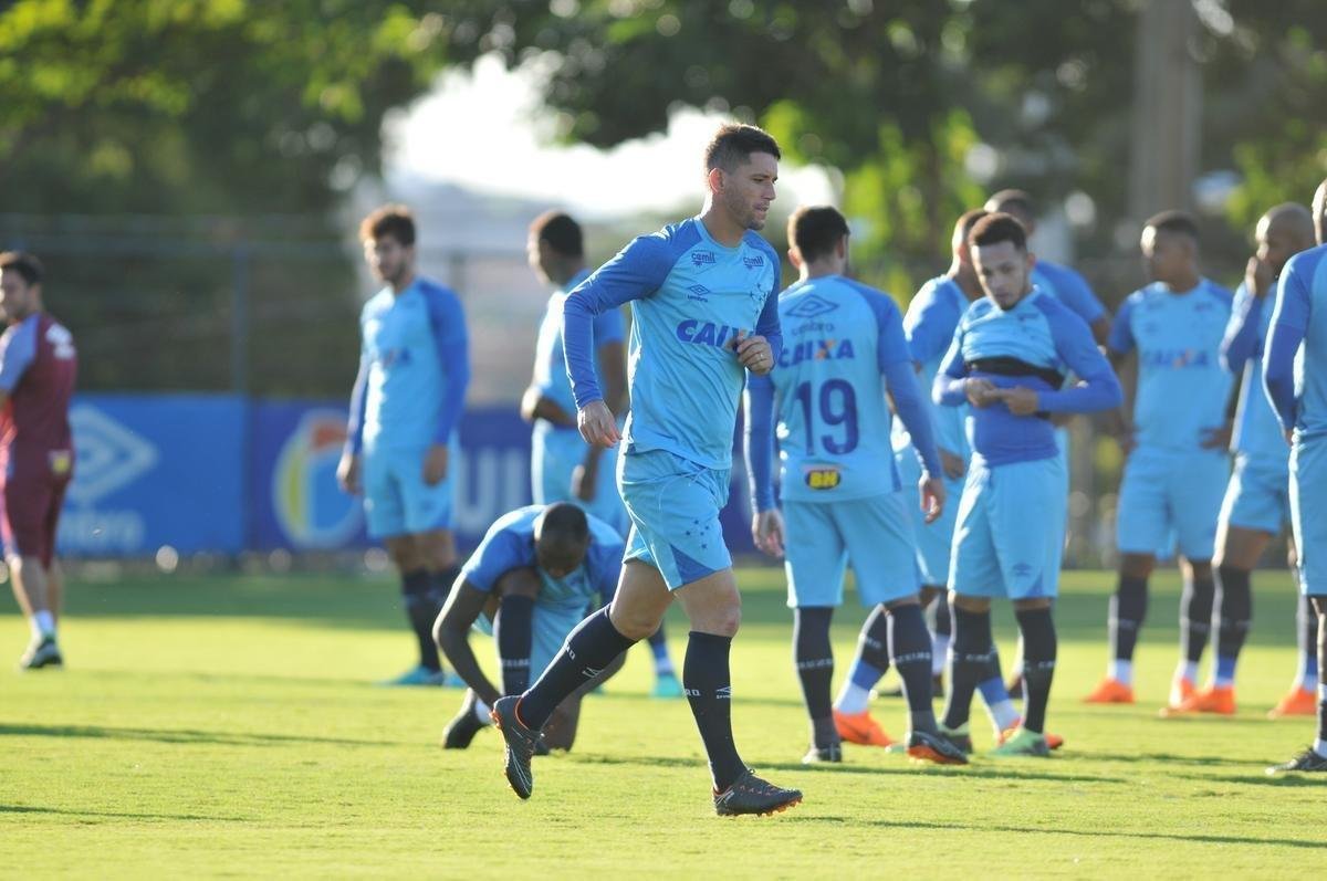 Mano Menezes conta com todo elenco do Cruzeiro para enfrentar La U, quinta, no Mineiro, pela Copa Libertadores. Exceo  atacante Fred, que se recupera de cirurgia no joelho direito