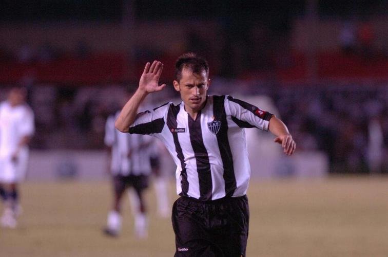 Corrêa - Jogou no Palmeiras entre 2003 e 2006. Foi para o Atlético em 2009 e ficou até 2010. Voltou ao Palmeiras em 2012.