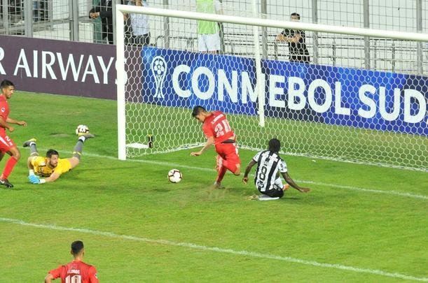 No segundo tempo, Atltico pressionou o Unin La Calera e chegou ao gol com Alerrandro: 1 a 0