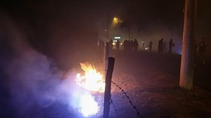 Torcida do Cruzeiro promove rua de fogo na saída da delegação da Toca da Raposa II, rumo ao aeroporto de Confins, antes da viagem para Porto Alegre. Time enfrenta o Internacional na quarta-feira, no Beira-Rio, pela semifinal da Copa do Brasil