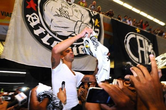 Diego Tardelli nos braos da torcida do Atltico, na chegada a Confins.
Atacante assinar contrato de quatro anos com o clube