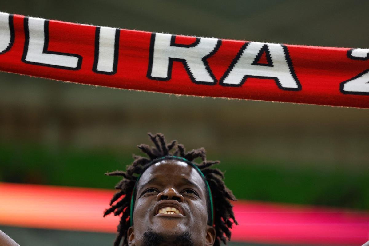 Fotos dos torcedores de Senegal e Holanda durante jogo pelo Grupo A da Copa do Mundo.