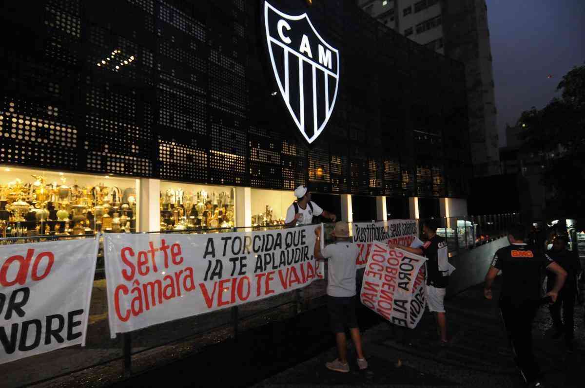 Torcedores do Atlético protestaram contra jogadores, Sette Câmara e Gallo