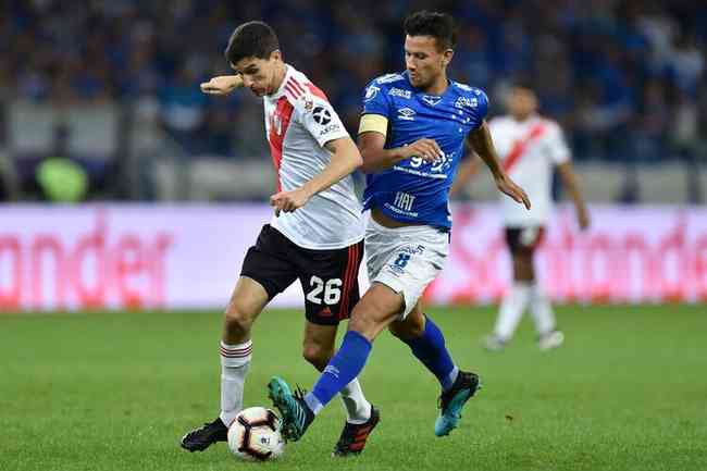 Nacho disputa bola com Henrique durante a partida entre Cruzeiro e River Plate, no Mineiro, pelas oitavas de final da Copa Libertadores de 2019