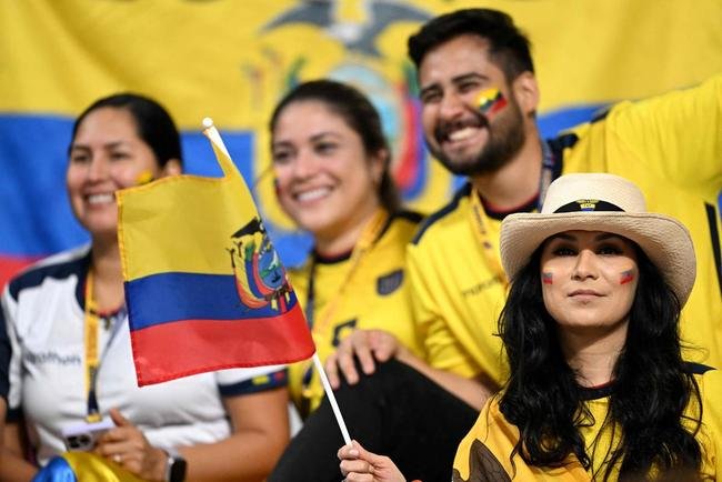 Torcedores de Holanda e Equador no jogo pelo Grupo A da Copa do Mundo.