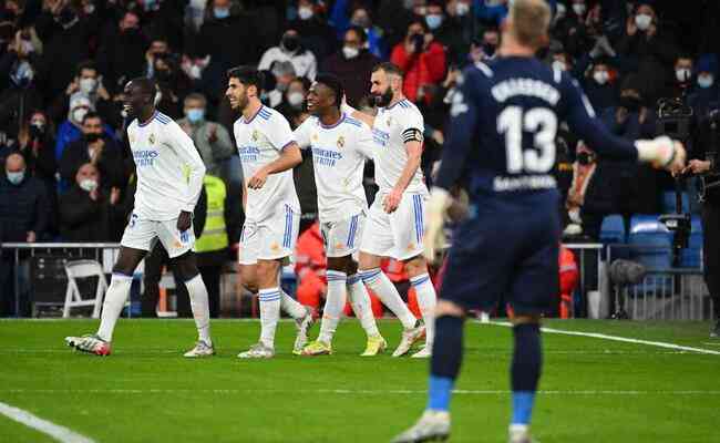 Vincius Jnior e Benzema marcaram dois gols cada em goleada por 4 a 1 do Real sobre o Valencia