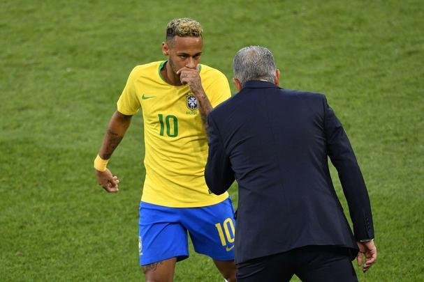 Poucas quedas, assistência e 'ousadia': a atuação de Neymar contra a Sérvia