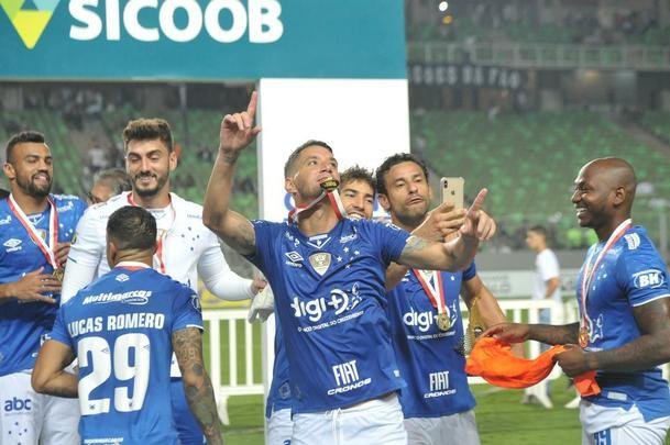 Entrega de medalhas e erguimento da taa: veja a festa do Cruzeiro com o bi do Mineiro