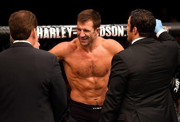 Considerado azarão na luta principal do UFC 199, em Los Angeles, Michael Bisping surpreende Luke Rockhold e conquista o cinturão do peso médio, com nocaute arrasador no primeiro round