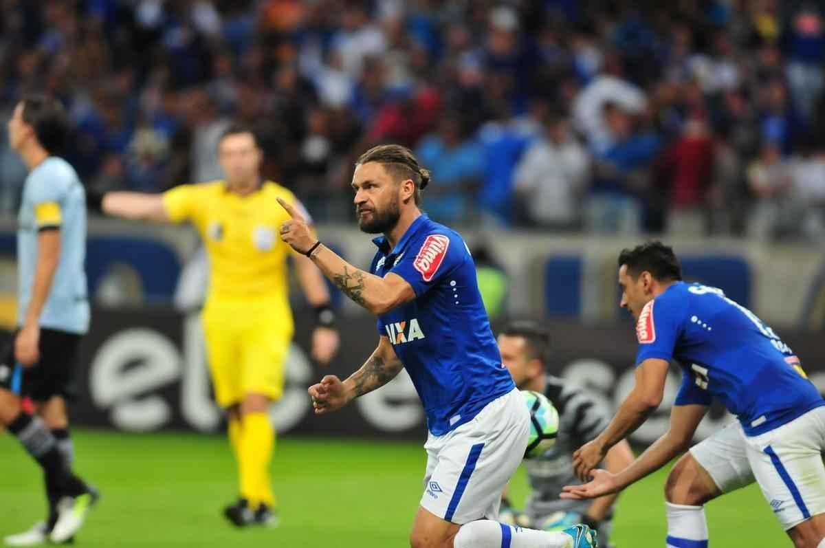 Imagens do jogo entre Cruzeiro e Grmio, pela 8 rodada do Campeonato Brasileiro, no Mineiro