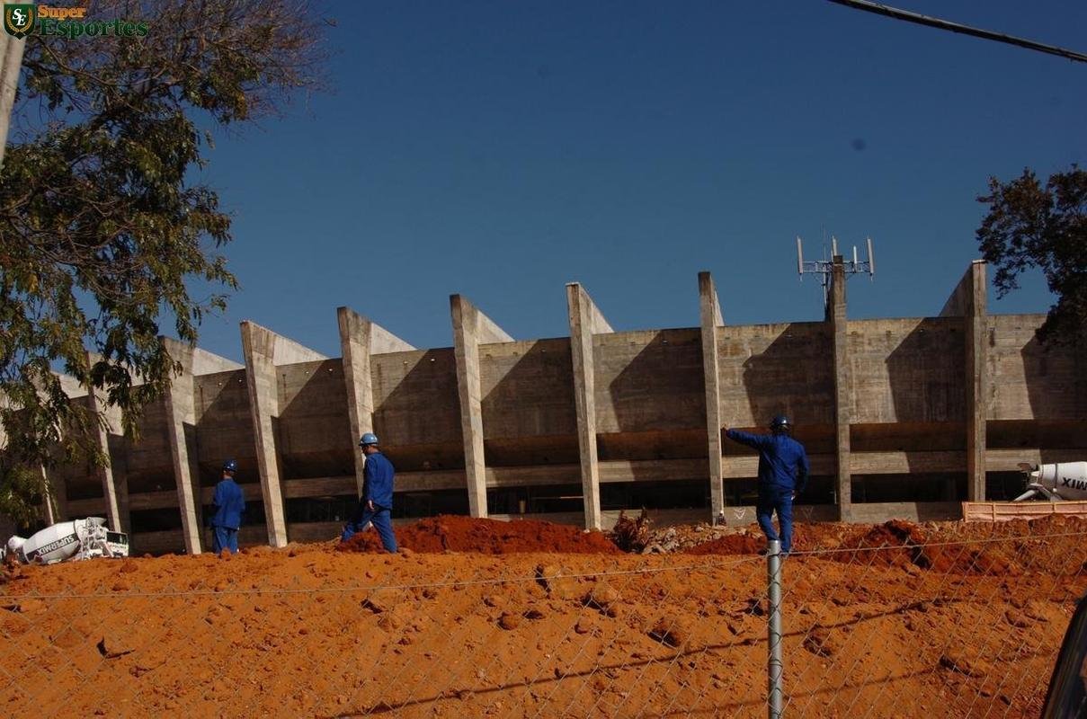 29/07/2011 - Avano no corte de rvores e demolio do velho estacionamento externo
