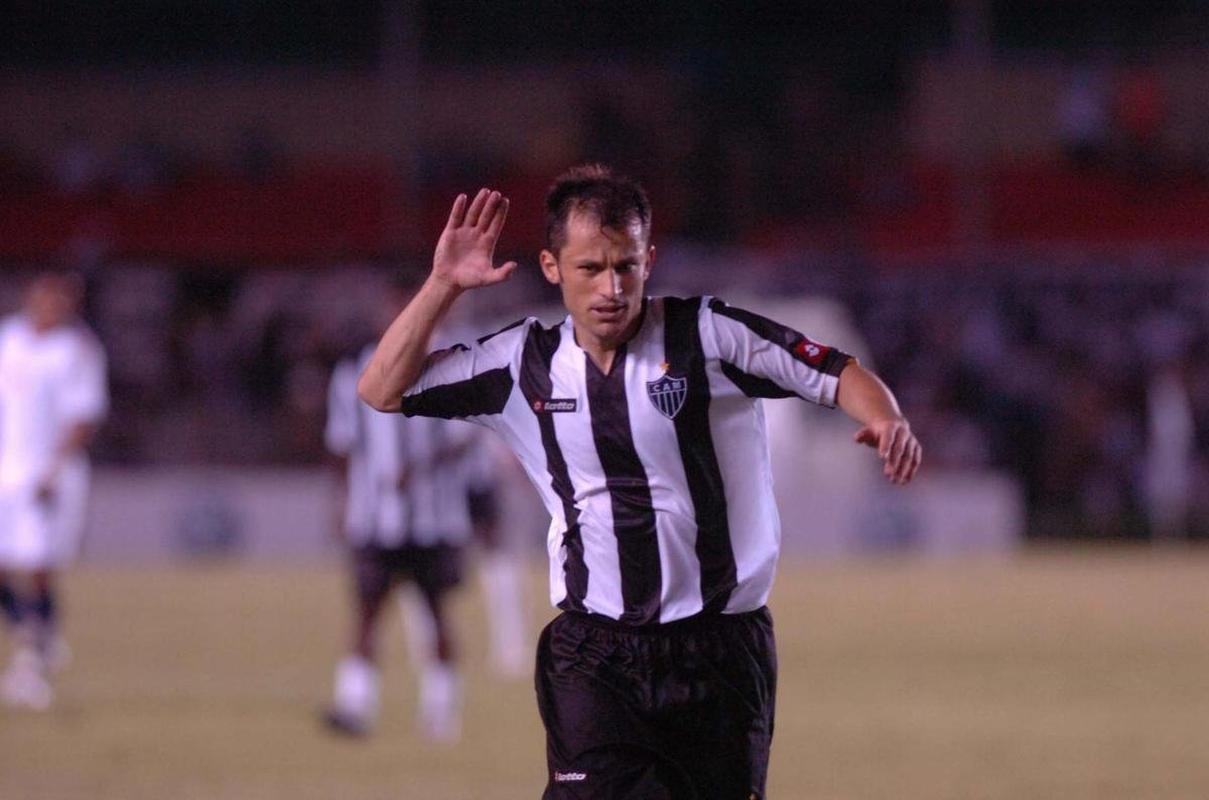 Corra - Jogou no Palmeiras entre 2003 e 2006. Foi para o Atltico em 2009 e ficou at 2010. Voltou ao Palmeiras em 2012.