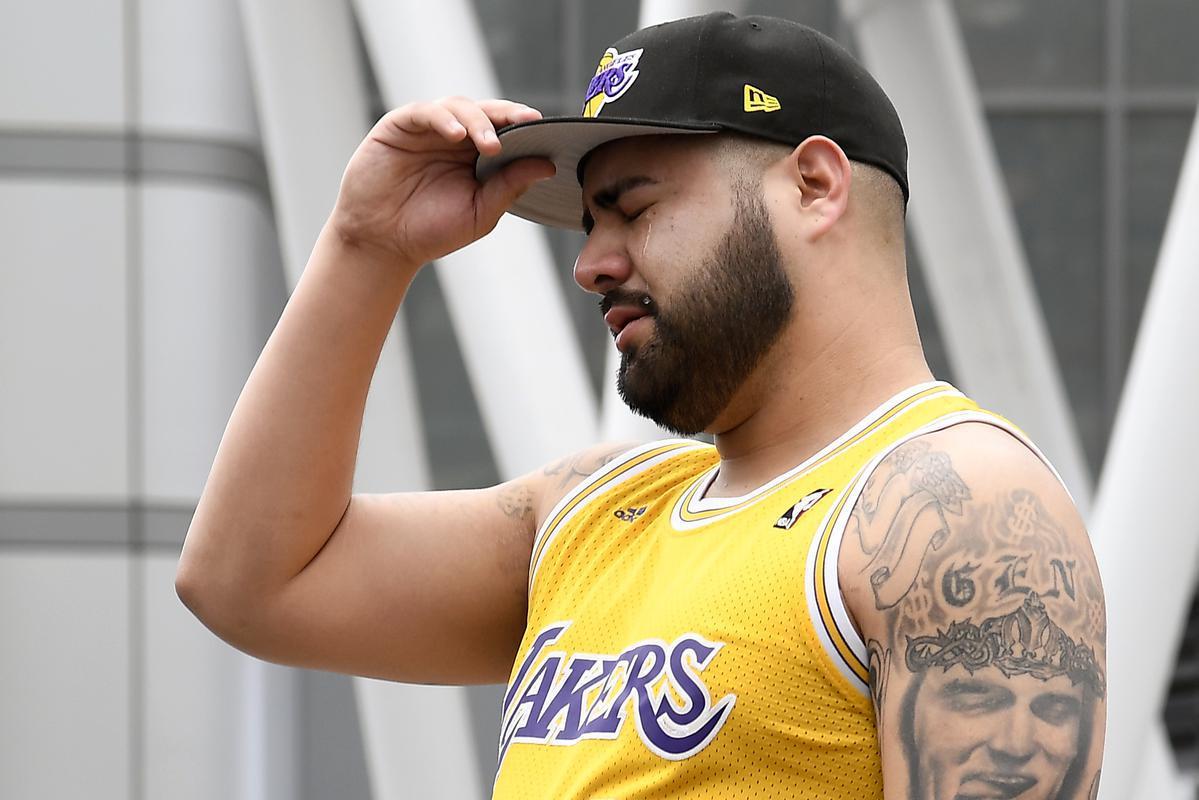 Torcedores do Lakers e amantes do basquete homenageiam Kobe Bryant