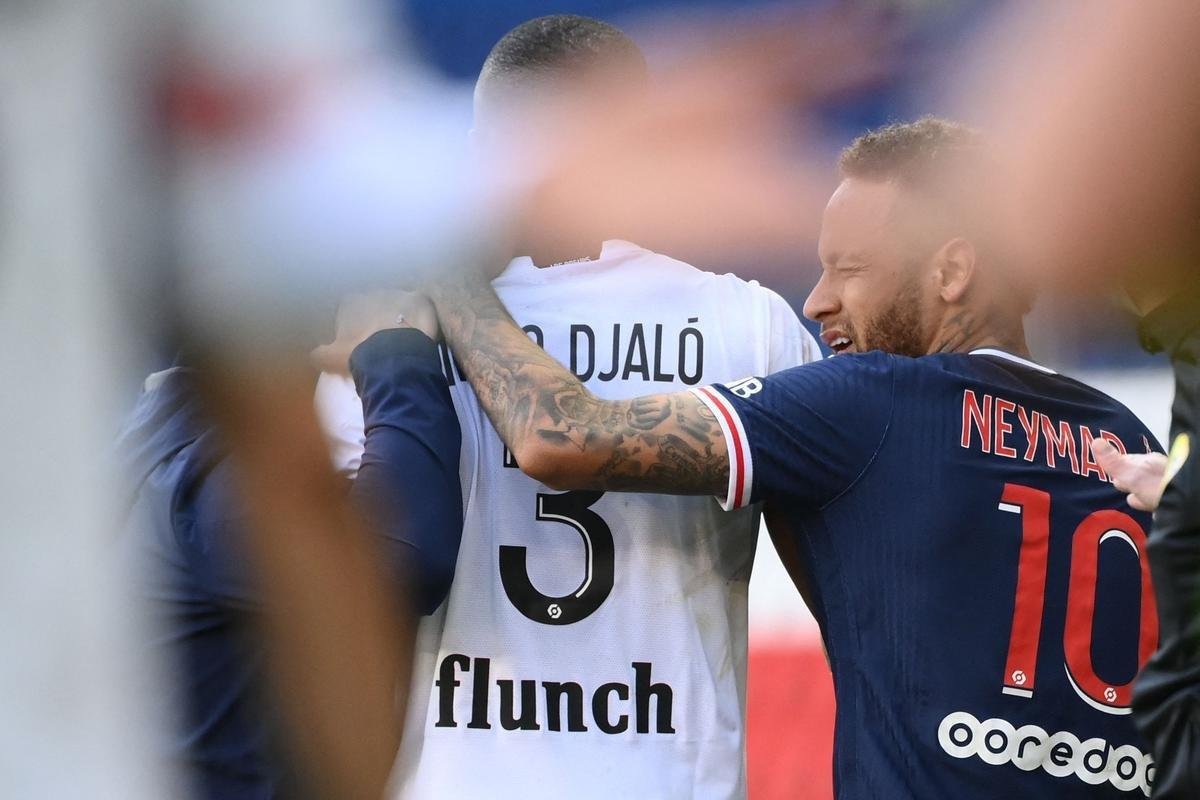 Neymar levou carto vermelho no final da derrota do PSG para o Lille, por 1 a 0, em Paris, ao dar um tranco no adversrio numa disputa de bola na lateral do campo. rbitro entendeu que ele usou fora desproporcional. O brasileiro j tinha carto amarelo e acabou sendo expulso.