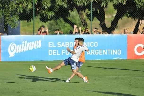 Seleo Argentina treinou nesta tera na Cidade do Galo com Lionel Messi. O craque cobrou faltas, afiou a pontaria e, em seguida, deixou a atividade mais cedo para se poupar. Na parte final, o tcnico Bauza orientou um trabalho em campo reduzido