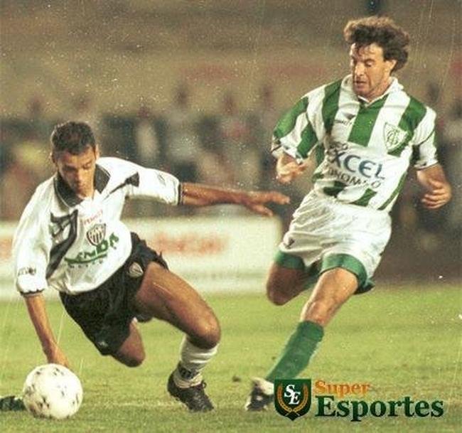 Tupzinho com a camisa do Amrica de 1997